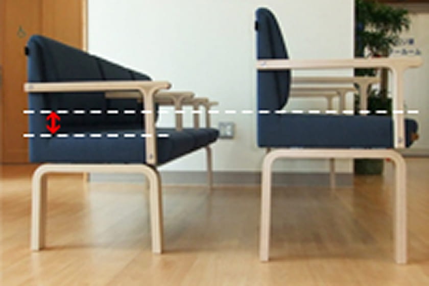 低い椅子と高さのある椅子の差を示す写真