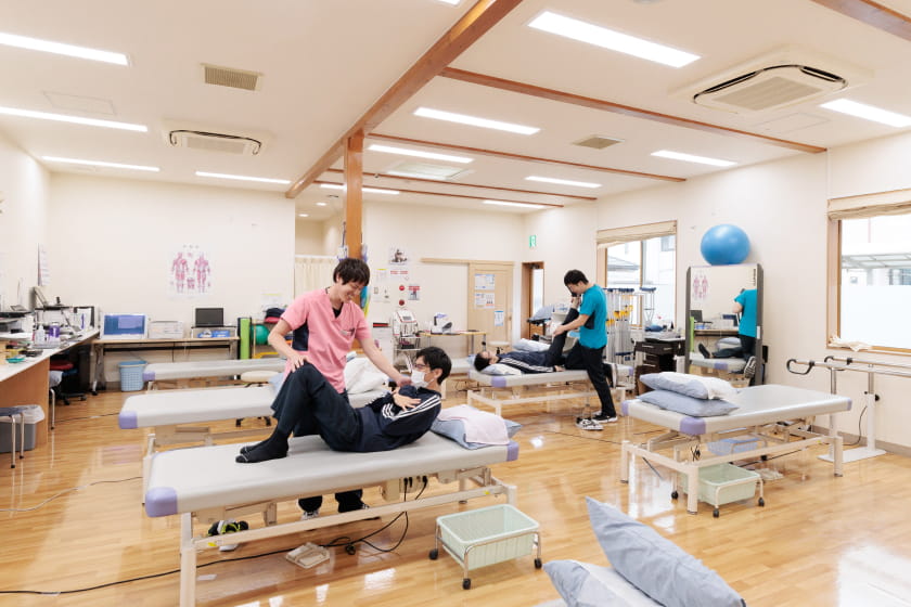 広々とした明るいリハビリ施設