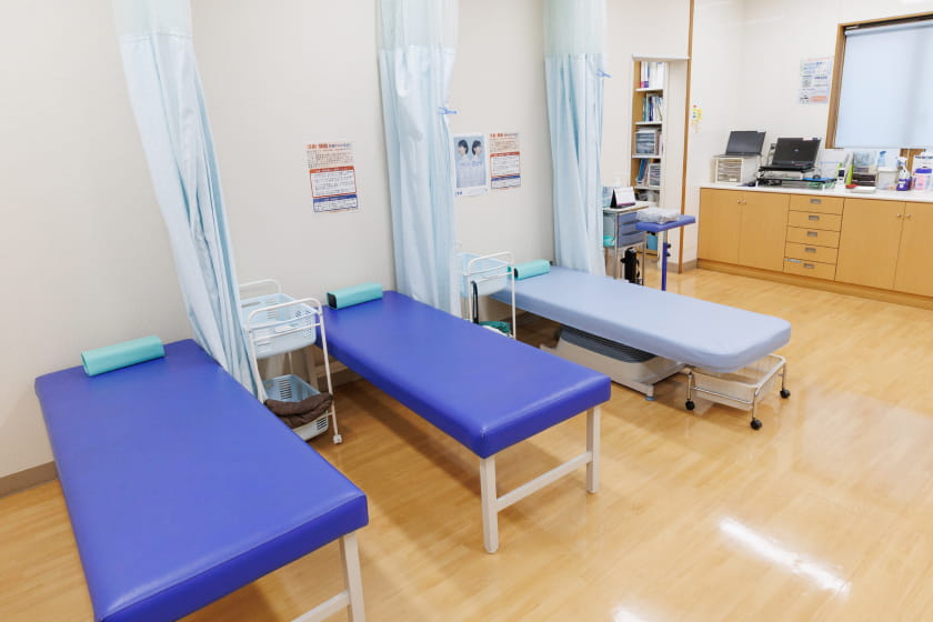 三台のベッドが並ぶ処置室