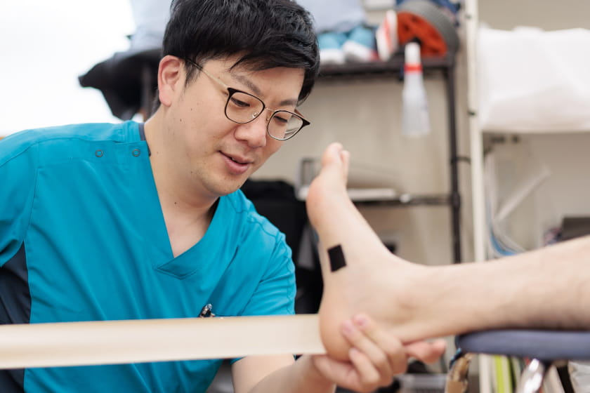 足の動きを確認している様子