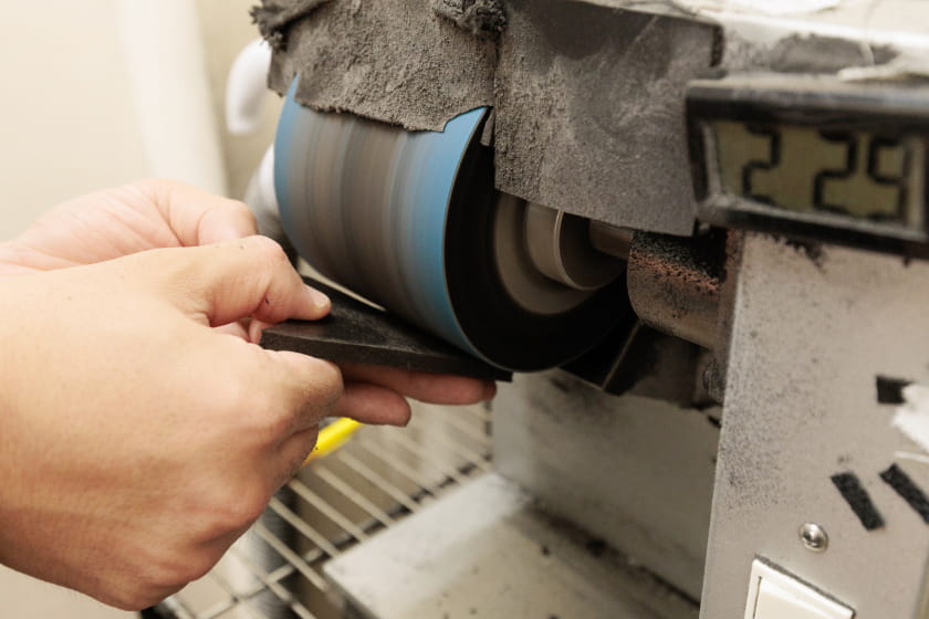 グラインダーで足底版を削っている